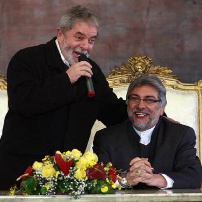 Lula bromea con Lugo durante la cumbre de Mercosur.