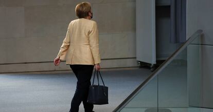 Angela Merkel abandona el Bundestag tras la última sesión antes de las elecciones del pasado septiembre