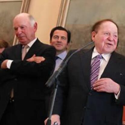 Sheldon Adelson, el pasado 15 de octubre en Madrid junto con el presidente de la Comunidad de Madrid, Ignacio González