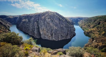 Un pronunciado meandro del Duero visto desde el Miradouro do Castrilhouço, cerca de la villa portuguesa de Aldeia Nova.