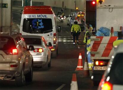 Policías municipales y operarios de la M-30 cortaron la circulación de acceso a la vía de circunvalación desde la A-5.