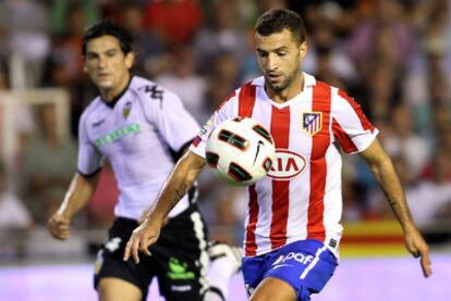 Simao encara la porteria la porteria de César en la jugada que supuso el gol del Atlético