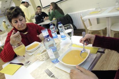 Dos comensales en el primer restaurante completamente vegetariano abierto en Madrid.