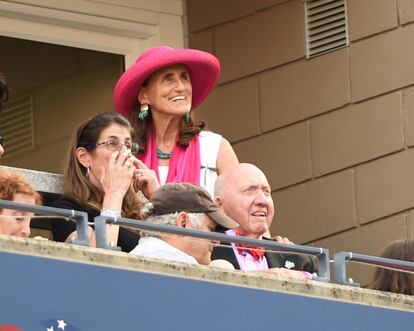 NEW YORK, NY - SEPTEMBER 06: Anita Klaussen and Bud Collins attend day 7 of the 2015 US Open at USTA Billie Jean King National Tennis Center on September 6, 2015 in New York City. (Photo by Uri Schanker/GC Images)