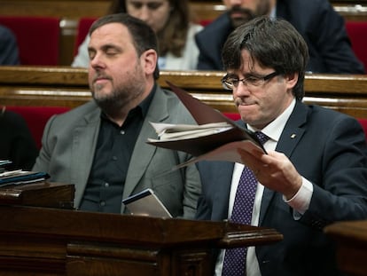 Oriol Junqueras (i) y el presidente catalán Carles Puigdemont, en un pleno del Parlament.