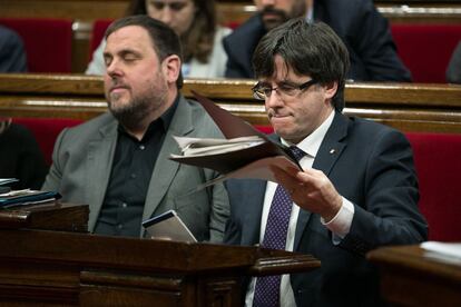 Oriol Junqueras (i) y el presidente catalán Carles Puigdemont, en un pleno del Parlament.