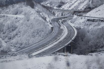 Vista de la carretera A-6 entre Madrid y A Coruña que permanece cerrada al tráfico a la altura de O Cebreiro (Lugo).