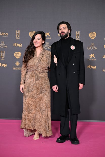 La cantante Sílvia Pérez Cruz acudió, con los pies descalzos, junto al cantante portugués Salvador Sobral. Cantaron a dúo durante la gala.