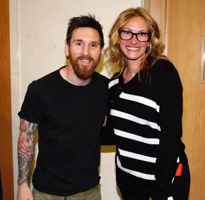 <p>“Además de la gran victoria, ayer conocí a una de mis actrices favoritas. ¡Julia Roberts!”, junto al mensaje, una foto con la prueba del encuentro entre Lionel Messi y la actriz. </p> <br> <p>Julia Roberts acudió a uno de los palcos del estadio Santiago Bernabéu con su marido y sus tres hijos a ver el último clásico entre el Real Madrid y el Barça. Y tras el partido, la intérprete bajó a los vestuarios para hablar con algunas de las estrellas de ambos equipos.</p>