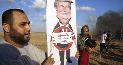 Un palestino muestra un cartel de protesta contra Trump, durante una protesta en Gaza, el pasado 7 de septiembre.
