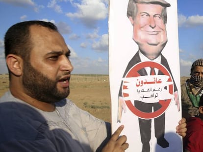 Un palestino muestra un cartel de protesta contra Trump, durante una protesta en Gaza, el pasado 7 de septiembre.