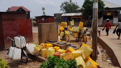 Bidones de agua vacíos en torno a un grifo al que no llega agua potable, al norte de Buyumbura, la capital económica de Burundi, este mes de octubre.