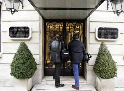 Fotógrafos ante la entrada de la joyería Harry Winston de París, atracada el pasado día 5.