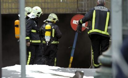 Un grupo de bomberos trabaja en las tareas de extinción del incendio en el parking del Ensanche.