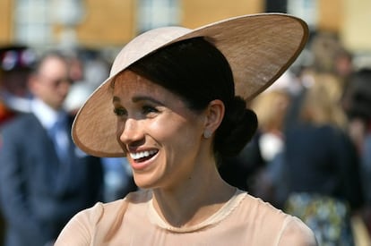La duquesa llevó entonces un sombrero de Philip Treacy a juego y un bolso de mano en seda del mismo tono.