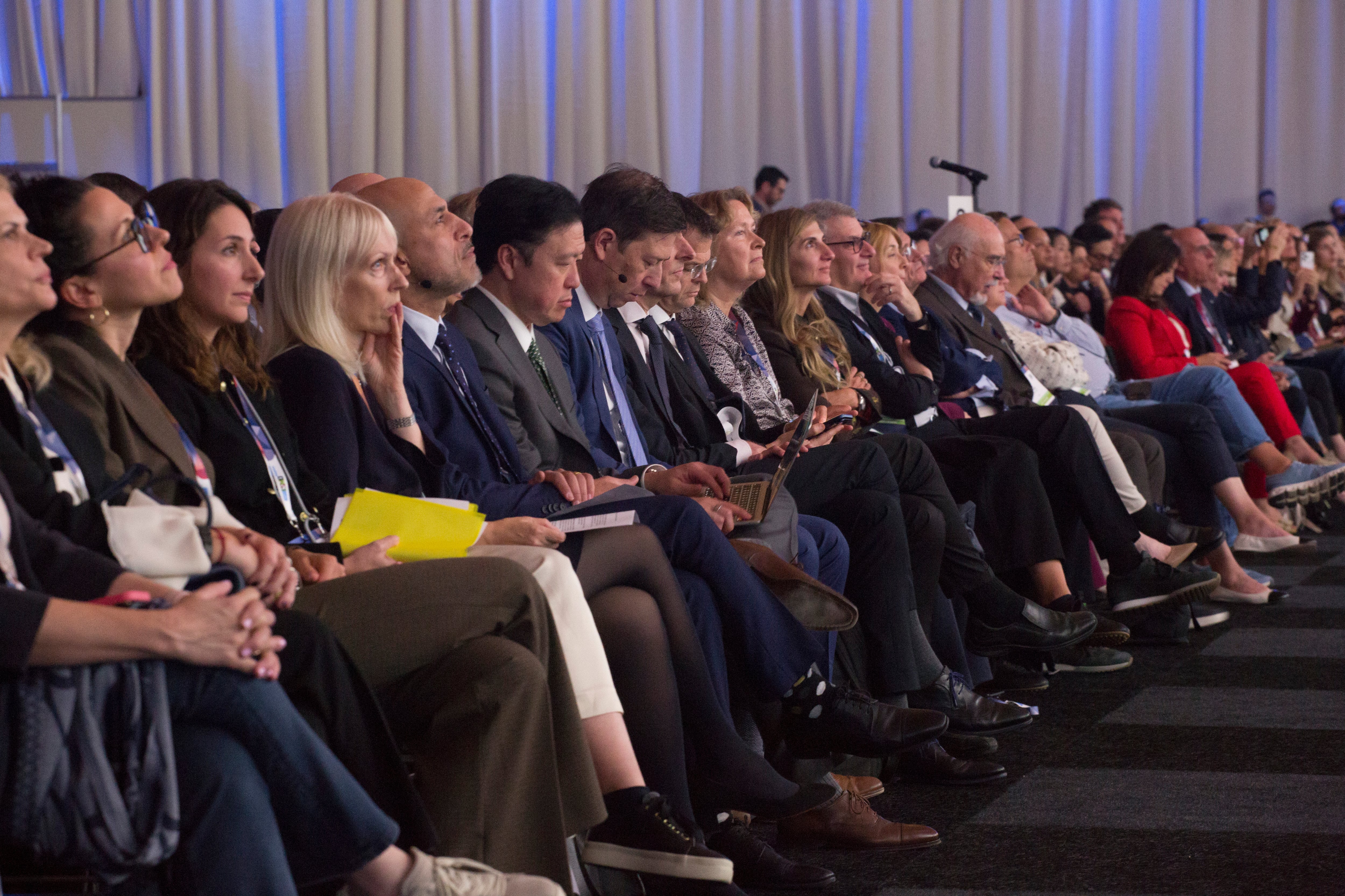 Asistentes a la reunión de la sociedad europea de oncología médica (ESMO) atienden a la conferencia de la doctora Long, este sábado en el recinto ferial madrileño.
