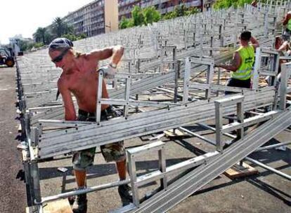 Los operarios trabajaban ayer en el desmontaje de las gradas del circuito de Fórmula 1, frente al puerto de Valencia.