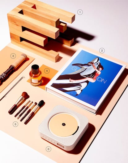 <p><b>Tomarse un respiro</p></b>
<p><b>1.</b> Taburete de madera de pino de Very Wood Ideas. 150 euros. <b>2.</b> Guy Bourdin: Image Maker (Matthias Harder y Guy Bourdin. Editorial Assouline, 2017). 150 euros. <b>3.</b> Caña de pesca con mosca de Amazon. 142,63 euros. <b>4.</b> Perfume Révolution, de Trudon. 180 euros / 100 mililitros.<b> 5.</b> Brochas con cabezales estándar y mangos de tamaño viaje Travel Brush Set Holiday Gift Giving Collection, de Bobbi Brown. 135 euros (incluye estuche). <b>6. </b> Altavoz de pared para CD con radio incorporada de Muji. 195 euros.</p>