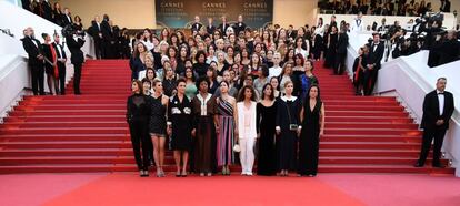 Las 82 cineastas posan en la escalinata de acceso al Palais de festivales de Cannes.