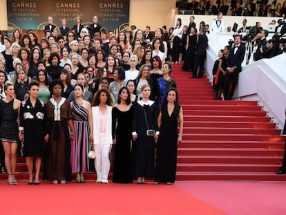 Las 82 cineastas posan en la escalinata de acceso al Palais de festivales de Cannes.