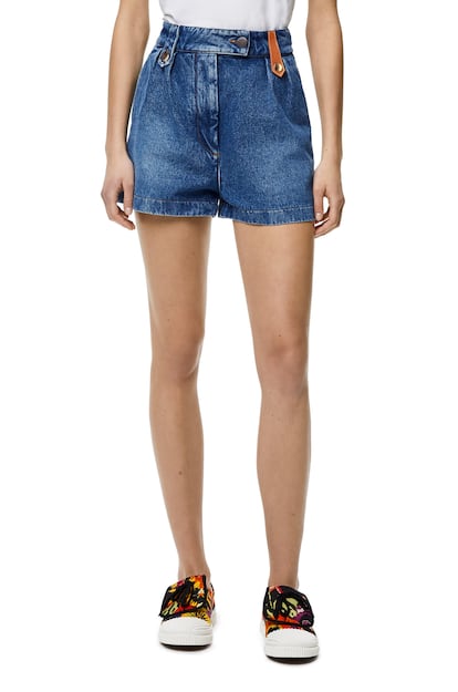 El talle alto de estos shorts vaqueros de Loewe estiliza y alarga las piernas. La trabilla de piel le dan ese punto extra de estilo que buscas.

490€