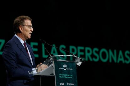 El presidente del PP, Alberto Núñez Feijóo, durante su intervención este lunes el XXVI Congreso Nacional de la Empresa Familiar, que se celebra en Bilbao.