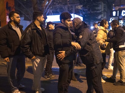 Agentes de la policía turca toman medidas de seguridad mientras la gente se reúne para celebrar el Año Nuevo en Ankara, la capital, el 31 de diciembre.