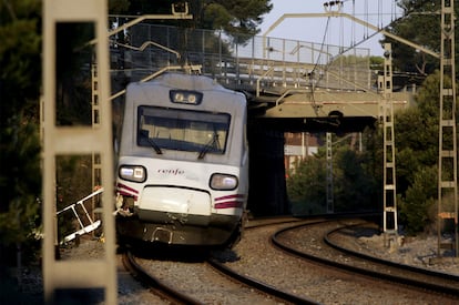 Imagen diurna del tren Alaris que anoche chocó contra una treintena de personas que cruzaban por la vía en Castelldefels.