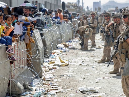 Marines estadounidenses vigilaban el aeropuerto Hamid Karzai, en Kabul, el pasado viernes durante las operaciones de evacuación.