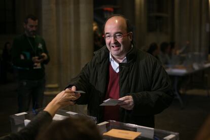 Miquel Iceta, primer secretario del PSC, ha votado en el edificio histórico de la Universidad de Barcelona, con un llamamiento a la participación para "sacar a España del bloqueo". 