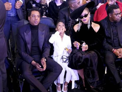 Jay-Z y Beyoncé, junto a su hija Blue Ivy Carter en los premios Grammy de 2018.
