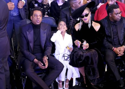 Jay-Z y Beyoncé;, junto a su hija Blue Ivy Carter en los premios Grammy.