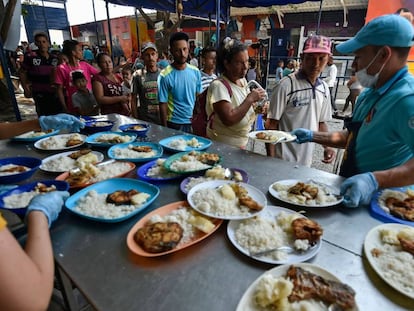 Migrantes venezolanos durante una comida en el refugio Villa del Rosario, Colombia.