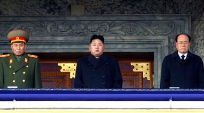 Kim Jong-un, durante la ceremonia fúnebre por su padre, Kim Jong-il, ayer en Pyongyang; a su izquierda, el presidente de la Asamblea y jefe de Estado <i>de facto</i>, Kim Yong-nam.
