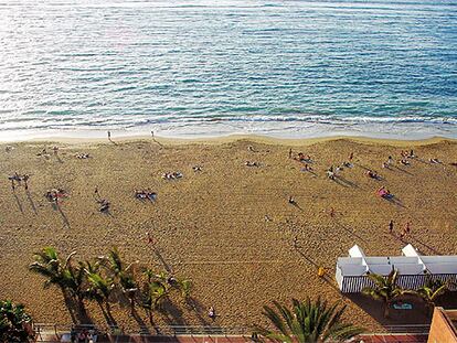 La playa de Las Canteras, en Las Palmas de Gran Canaria, vista desde uno de los edificios que la circundan.