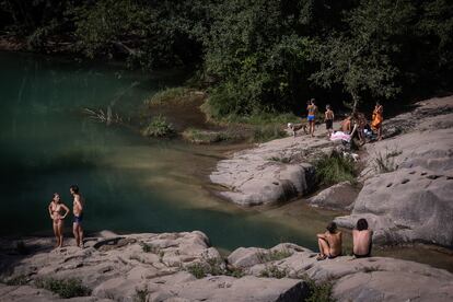 Un grupo de jóvenes en el rio Llobregat a la altura del Pont del Pedret.