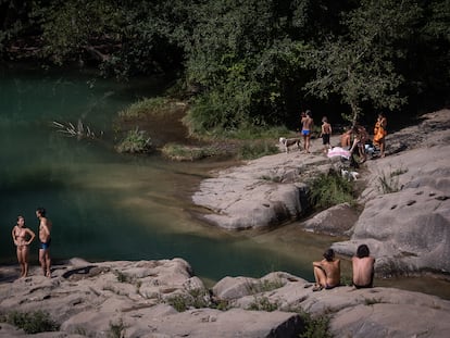 Un grupo de jóvenes en el rio Llobregat a la altura del Pont del Pedret.