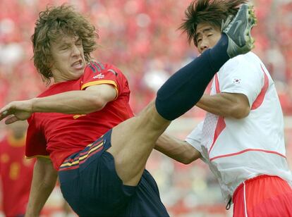 Puyol y el coreano Seol Ki Hyeon, durante el encuentro de cuartos de final del Mundial de Corea y Japón. España fué eliminada de la competición, tras el lanzamiento de la tanda de penaltis.