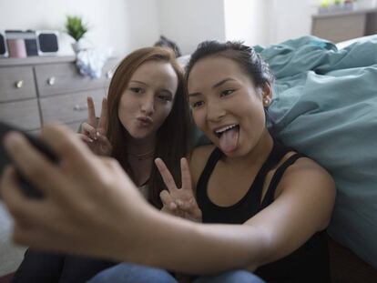 Dos chicas se hacen un 'selfie'