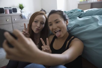 Dos chicas se hacen un 'selfie'