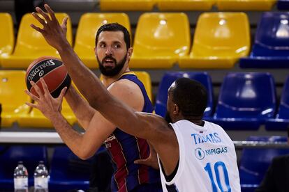 Mirotic, defendido por Will Thomas, en el segundo partido de cuartos de final entre el Barça y el Zenit.