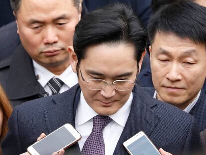 El vicepresidente de Samsung Electronics, Jay, Y. Lee, a su salida de los juzgados en Se&uacute;l (Corea del Sur), el 18 de enero. 