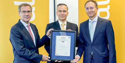 Ignacio Madridejos, consejero delegado de Ferrovial; Rafael García Meiro, consejero delegado de Aenor, y Santiago Ortiz Vaamonde, secretario general de Ferrovial, durante el acto de entrega de la certificación de buen gobierno a Ferrovial.