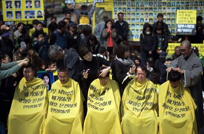 Familiares de las víctimas del accidente del ferry 'Sewol', en el que más de 300 personas perdieron la vida en abril del año pasado, se afeitan la cabeza como señal de protesta para pedir que se investigue a fondo la tragedia, en Seúl (Corea del Sur).
