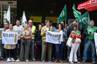 Varias personas se manifiestan frente a la sede de Función Pública el 25 de mayo.