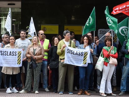 Varias personas se manifiestan frente a la sede de Función Pública el 25 de mayo.