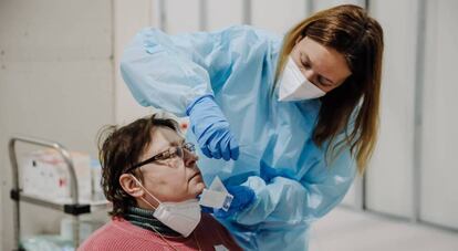  Una sanitaria realiza una prueba PCR en el Hospital Zendal en Madrid. 