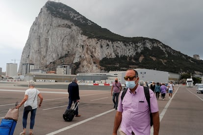 Un grupo de personas sale de Gibraltar cruzando la pista del aeropuerto, el pasado 20 de julio.