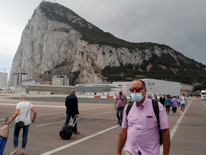 Un grupo de personas sale de Gibraltar cruzando la pista del aeropuerto, el pasado 20 de julio.