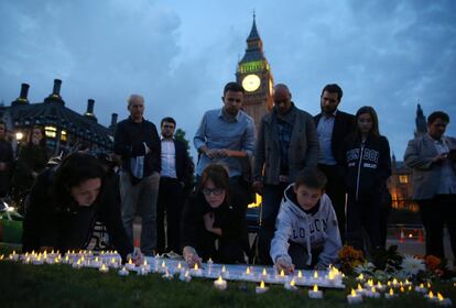 Tras el ataque, la Policía británica detuvo a un hombre identificado como Tommy Mair, calificado por los vecinos como solitario y con problemas mentales. En la imagen, varias personas colocan velas tras el asesinato de Jo Cox, en Londres.